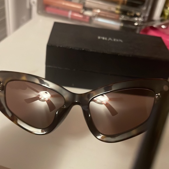 Prada cat eye sunglasses wit box and case. Color brown and black. - Picture 6 of 8
